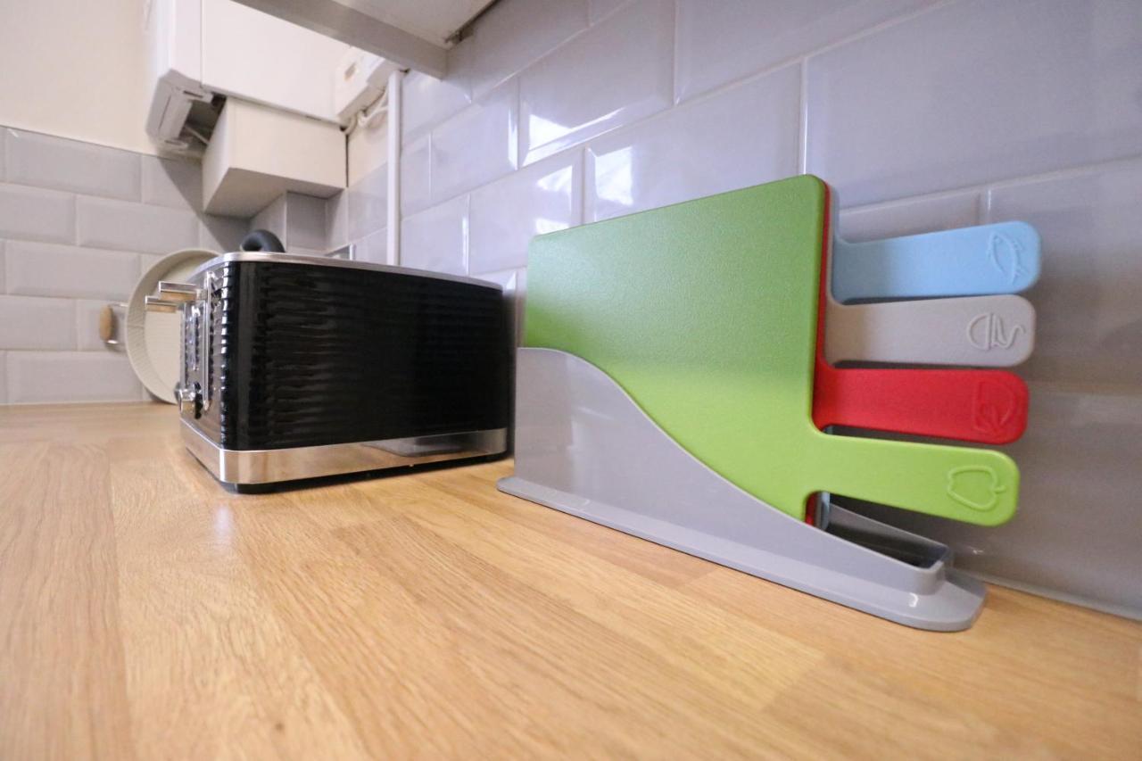 Amaya Five - Newly Renovated - Very Spacious - Sleeps 6 - Walking Distance To Town Centre - Grantham Exterior photo