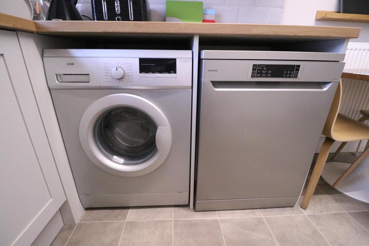 Amaya Five - Newly Renovated - Very Spacious - Sleeps 6 - Walking Distance To Town Centre - Grantham Exterior photo