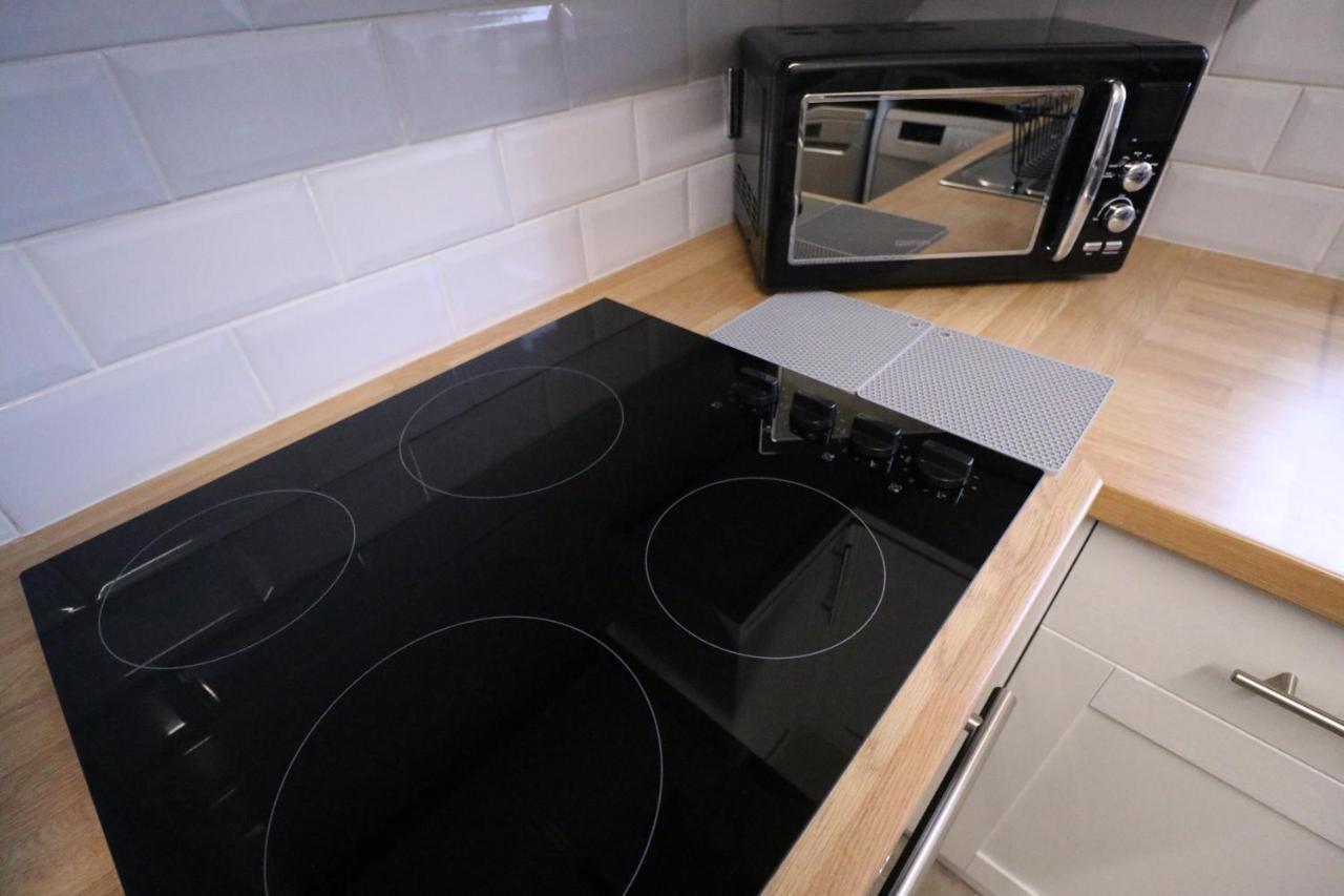Amaya Five - Newly Renovated - Very Spacious - Sleeps 6 - Walking Distance To Town Centre - Grantham Exterior photo