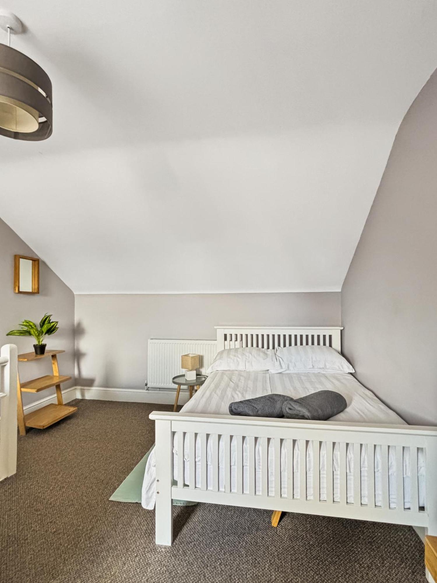 Amaya Five - Newly Renovated - Very Spacious - Sleeps 6 - Walking Distance To Town Centre - Grantham Exterior photo